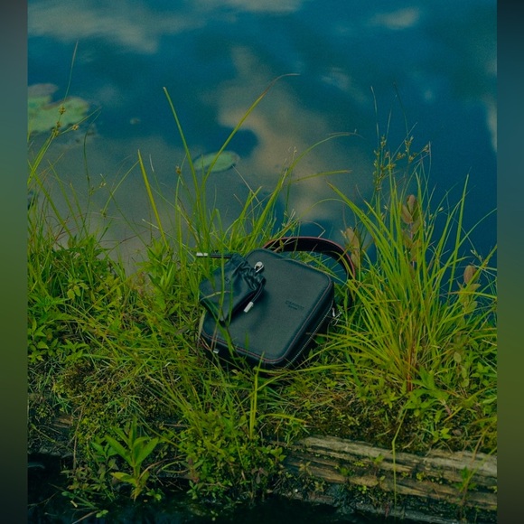 Hanwen New York Camera & AirPod pouch bag - Picture 3 of 5